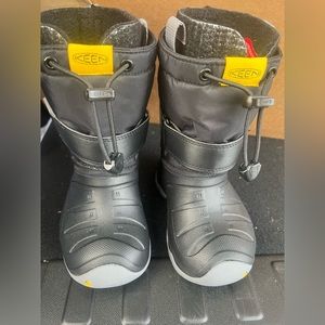 Keen size 9 toddler boots